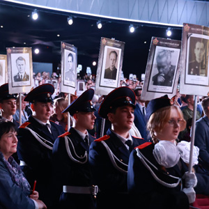 Москва аплодирует "Песням Победы"